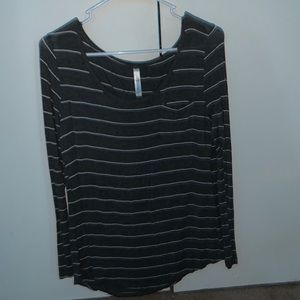 A long selves striped shirt